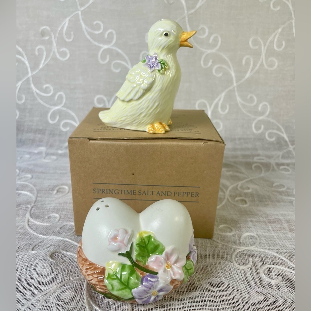 NEW vVintage 2001 Duckling with Flowers & Eggs porcelain Salt and Pepper set.